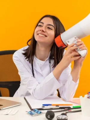 mujer con altoparlante